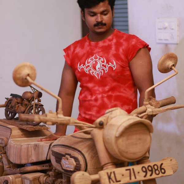 Royal Enfield Bullet Wooden Model: इस व्यक्ति ने लकड़ी से बनाई असली जैसी रॉयल एनफील्ड बुलेट, देखें