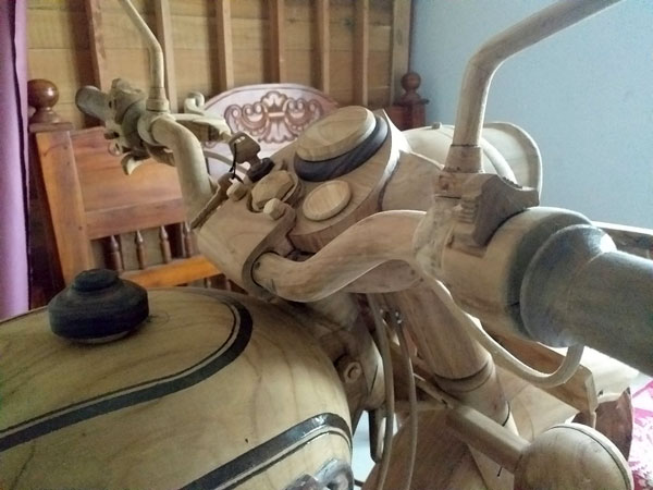 Royal Enfield Bullet Wooden Model: इस व्यक्ति ने लकड़ी से बनाई असली जैसी रॉयल एनफील्ड बुलेट, देखें