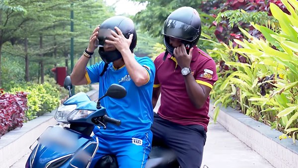 Sachin & Brian Lara Rides Scooter: सचिन तेंदुलकर व ब्रायन लारा ने चलाया स्कूटर, दिया रोड सेफ्टी का संदेश Sachin & Brian Lara Rides Scooter: सचिन तेंदुलकर व ब्रायन लारा ने चलाया स्कूटर, दिया रोड सेफ्टी का संदेश