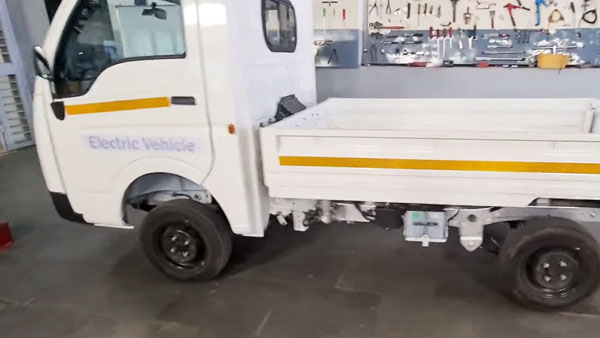 Tata Ace Modification: टाटा ऐस को मॉडिफाई कर बनाया इलेक्ट्रिक सीवी, जानें क्या है इसकी रेंज