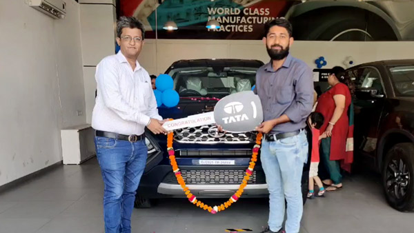 Tata Motors Delivered 100 Safari: टाटा मोटर्स ने एक दिन में ही डिलीवर की 100 नई टाटा सफारी, जानें