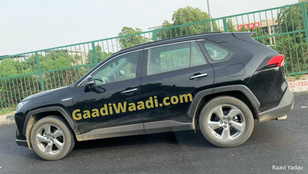 Toyota RAV4 Spied Testing: टोयोटा आरएवी4 टेस्टिंग के दौरान आई नजर, इस साल हो सकती है लॉन्च