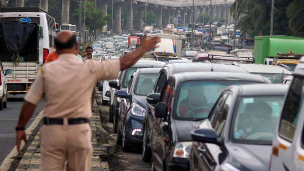 India Has Over 4 Crore Old Vehicles: देश में 4 करोड़ से ज्यादा पुराने वाहन सड़कों पर, सरकार लगाएगी ग्रीन टैक्स