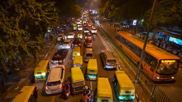 India Has Over 4 Crore Old Vehicles: देश में 4 करोड़ से ज्यादा पुराने वाहन सड़कों पर, सरकार लगाएगी ग्रीन टैक्स