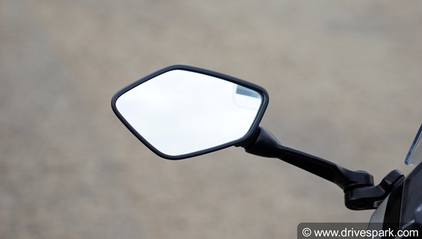 Cop Fining Vehicles Without Rear View Mirror: रियर व्यू मिरर न होने पर कटेगा चालान, जानिए क्यों है जरूरी