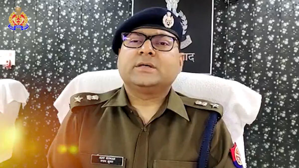 कार के ऊपर चढ़कर किया स्टंट, वीडियो वायरल होने के बाद यूपी पुलिस ने काटा चालान