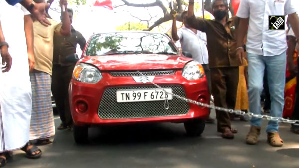 Yoga Trainer Pulls Maruti Alto 800: योग प्रशिक्षक ने मारुति ऑल्टो 800 को खींचा, वीडियो हुआ वायरल