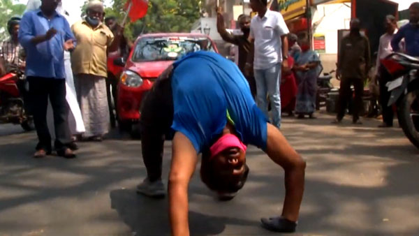 Yoga Trainer Pulls Maruti Alto 800: योग प्रशिक्षक ने मारुति ऑल्टो 800 को खींचा, वीडियो हुआ वायरल