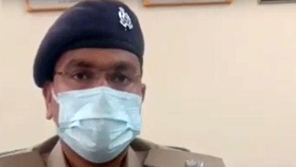 चलती कार के बोनट पर चढ़कर ली सेल्फी, पुलिस ने काटा 7,500 रुपये का चालान चलती कार के बोनट पर चढ़कर ली सेल्फी, पुलिस ने काटा 7,500 रुपये का चालान