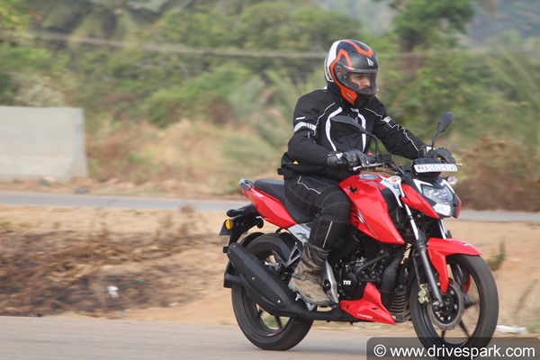 2021 TVS Apache RTR 160 Review: लेटेस्ट डिजाइन के साथ है परफेक्ट एंट्री लेवल कम्यूटर बाइक