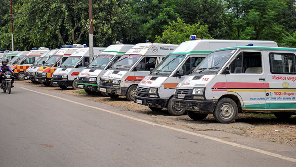 नोएडा में एंबुलेंस चालकों की मनमानी पर पुलिस ने लगाई रोक, जारी किया हेल्पलाइन नंबर