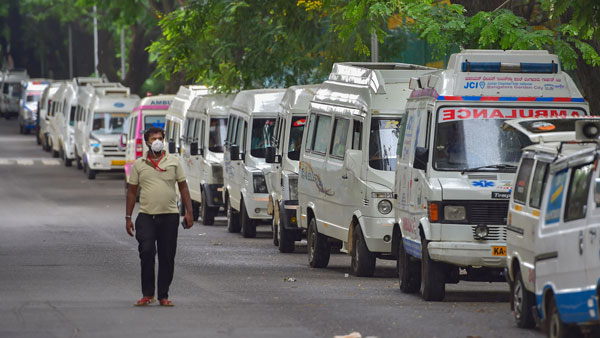 नोएडा में एंबुलेंस चालकों की मनमानी पर पुलिस ने लगाई रोक, जारी किया हेल्पलाइन नंबर