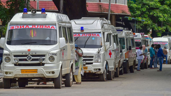 नोएडा में एंबुलेंस चालकों की मनमानी पर पुलिस ने लगाई रोक, जारी किया हेल्पलाइन नंबर