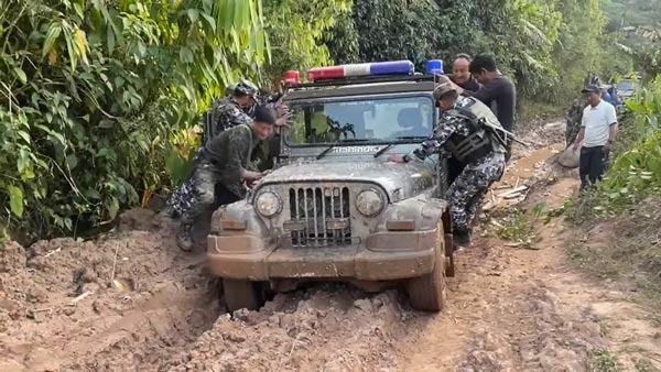 अरुणाचल प्रदेश के सीएम पेमा खांडू ने चलाई महिंद्रा थार एसयूवी, 157 किमी तय कर पहुंचे सुदूर गांव अरुणाचल प्रदेश के सीएम पेमा खांडू ने चलाई महिंद्रा थार एसयूवी, 157 किमी तय कर पहुंचे सुदूर गांव