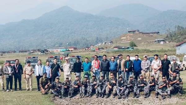 अरुणाचल प्रदेश के सीएम पेमा खांडू ने चलाई महिंद्रा थार एसयूवी, 157 किमी तय कर पहुंचे सुदूर गांव अरुणाचल प्रदेश के सीएम पेमा खांडू ने चलाई महिंद्रा थार एसयूवी, 157 किमी तय कर पहुंचे सुदूर गांव