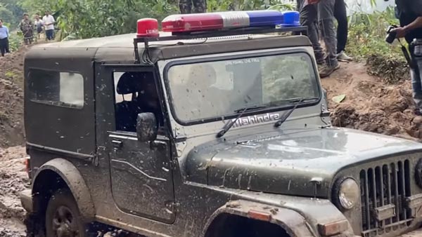 अरुणाचल प्रदेश के सीएम पेमा खांडू ने चलाई महिंद्रा थार एसयूवी, 157 किमी तय कर पहुंचे सुदूर गांव अरुणाचल प्रदेश के सीएम पेमा खांडू ने चलाई महिंद्रा थार एसयूवी, 157 किमी तय कर पहुंचे सुदूर गांव