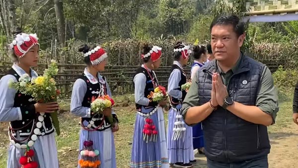 अरुणाचल प्रदेश के सीएम पेमा खांडू ने चलाई महिंद्रा थार एसयूवी, 157 किमी तय कर पहुंचे सुदूर गांव अरुणाचल प्रदेश के सीएम पेमा खांडू ने चलाई महिंद्रा थार एसयूवी, 157 किमी तय कर पहुंचे सुदूर गांव