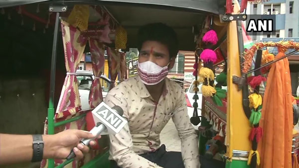 Auto Driver Giving Free Ride: मरीजों को मुफ्त में अस्पताल तक पहुंचाता है यह ऑटो ड्राइवर, जानें क्यों Auto Driver Giving Free Ride: मरीजों को मुफ्त में अस्पताल तक पहुंचाता है यह ऑटो ड्राइवर, जानें क्यों