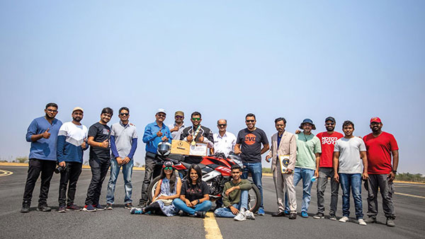 Bajaj Pulsar NS160 No-Handed Wheelie: बजाज पल्सर एनएस160 ने बनाया नो-हैंडेड व्हीली का रिकॉर्ड, देखें