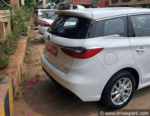 BYD e6 Spotted Testing: बीवायडी ई6 इलेक्ट्रिक एमपीवी टेस्टिंग करते आई नजर, देखें