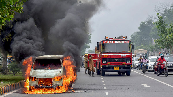 What To Do If Car Catches Fire: अगर कार में लग जाए आग, तो ऐसे बचाएं अपनी जान, फाॅलो करें ये टिप्स