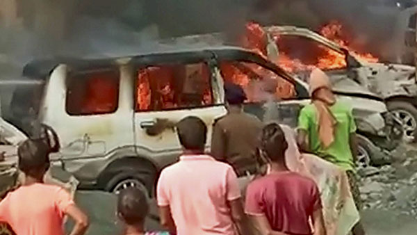What To Do If Car Catches Fire: अगर कार में लग जाए आग, तो ऐसे बचाएं अपनी जान, फाॅलो करें ये टिप्स