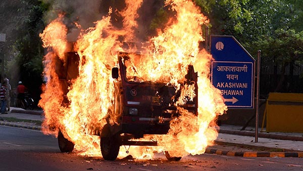 What To Do If Car Catches Fire: अगर कार में लग जाए आग, तो ऐसे बचाएं अपनी जान, फाॅलो करें ये टिप्स