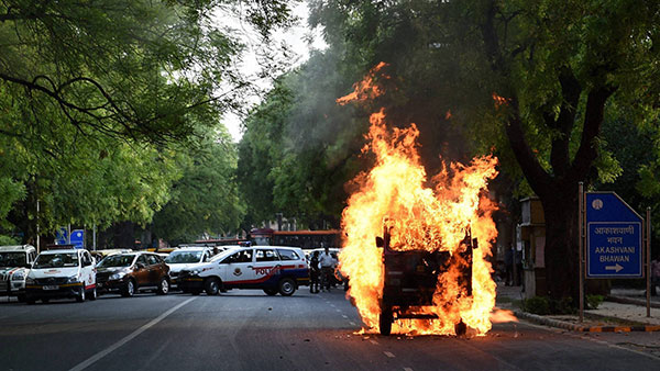 What To Do If Car Catches Fire: अगर कार में लग जाए आग, तो ऐसे बचाएं अपनी जान, फाॅलो करें ये टिप्स