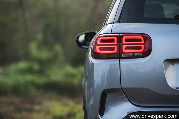 Citroen C5 Aircross Delivery: सिट्रोन सी5 एयरक्रॉस की डिलीवरी हुई शुरू, चल रही है अच्छी बुकिंग