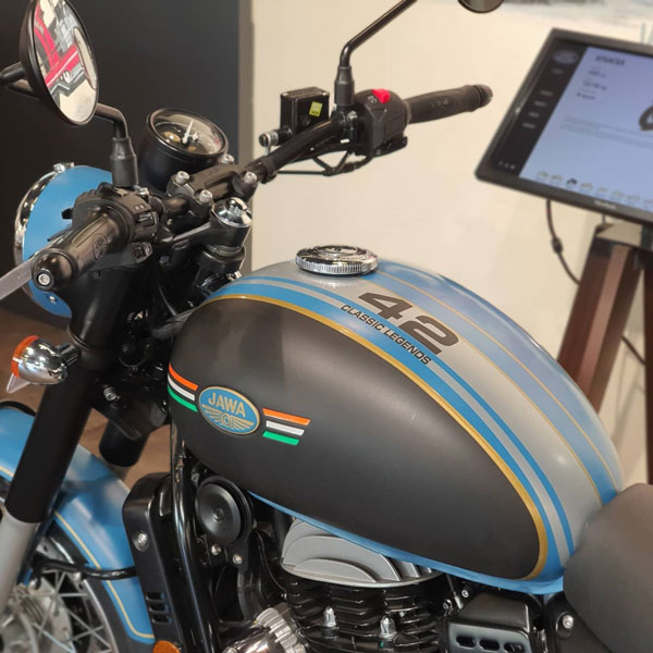 Jawa 42 Customized With New Paint Job: नए पेंट जॉब के साथ यह जावा 42 लग रही है शानदार, तस्वीरें