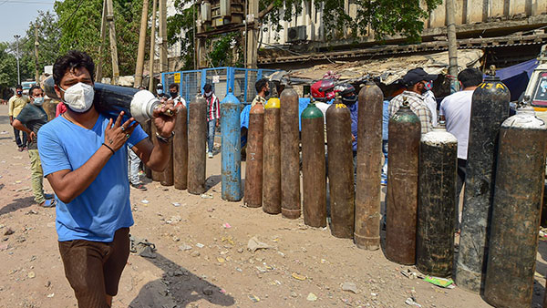 ऑक्सीजन सिलेंडर लेकर 1,400 किमी का तय किया सफर, जिगरी यार ने बचाई दोस्त की जान