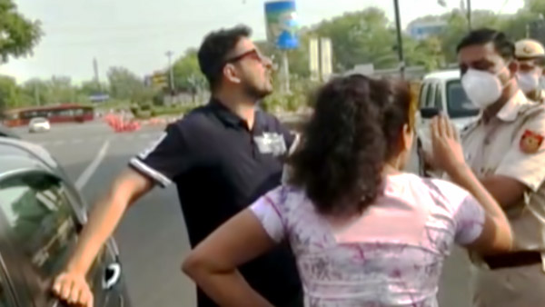 Delhi Couple Misbehaved With Police: कार में बिना मास्क पहने घूम रहा था कपल, पुलिस ने रोका तो करने लगे बवाल