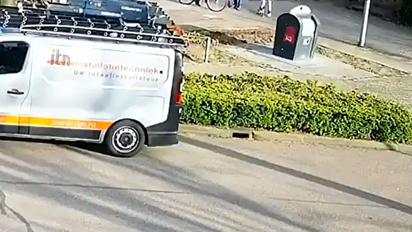 साइकिलिंग करते हुए मोबाइल फोन चलाने की मिली सजा, वीडियो देख हंसी न छूट जाए तो कहना साइकिलिंग करते हुए मोबाइल फोन चलाने की मिली सजा, वीडियो देख हंसी न छूट जाए तो कहना