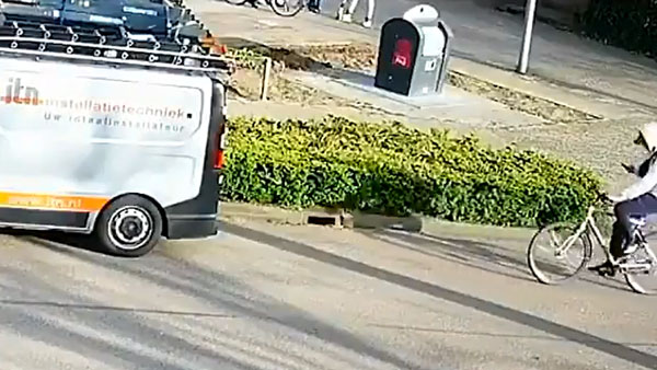 साइकिलिंग करते हुए मोबाइल फोन चलाने की मिली सजा, वीडियो देख हंसी न छूट जाए तो कहना साइकिलिंग करते हुए मोबाइल फोन चलाने की मिली सजा, वीडियो देख हंसी न छूट जाए तो कहना