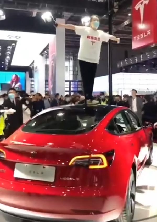 Shanghai Auto Show 2021: टेस्ला कार की छत पर चढ़कर महिला ने मचाया बवाल, वीडियो हुआ वायरल
