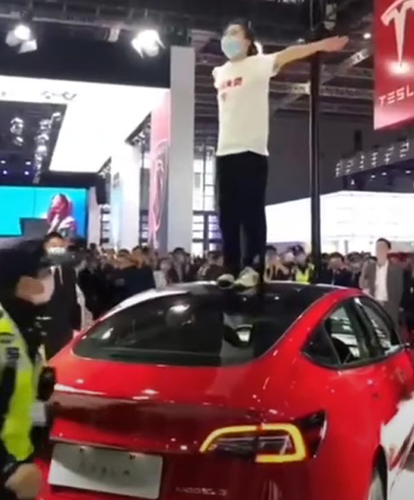 Shanghai Auto Show 2021: टेस्ला कार की छत पर चढ़कर महिला ने मचाया बवाल, वीडियो हुआ वायरल