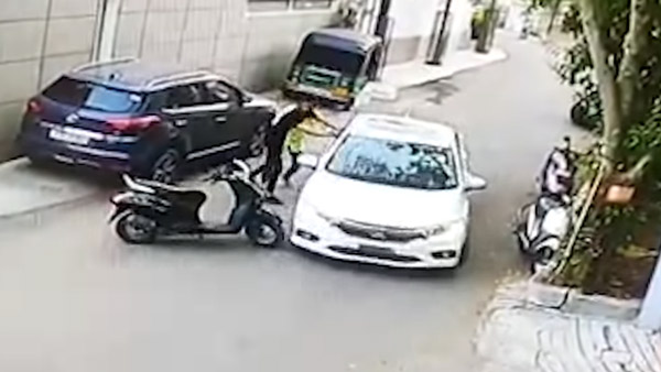 होंडा सिटी ने 2 युवकों को कुचलने की कोशिश की, वीडियो देख कांप जाएगी आपकी रूह होंडा सिटी ने 2 युवकों को कुचलने की कोशिश की, वीडियो देख कांप जाएगी आपकी रूह