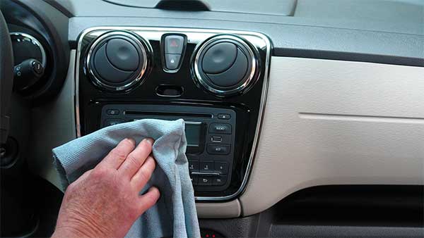 Car Detailing Service: कार डिटेलिंग करवा लिया तो भूल जाएंगे नॉर्मल वॉशिंग, जानिए कैसे होती है सफाई