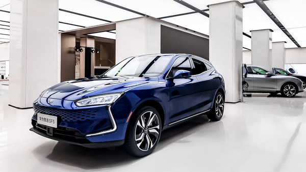 Huawei Unveiled First Electric Car: स्मार्टफोन बनाने वाली कंपनी ने पेश की पहली इलेक्ट्रिक कार, जानें क्या है खास