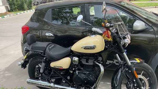 Husband Gifts Meteor 350 To Wife: पति ने पत्नी को गिफ्ट की मिटिओर 350, बाइक देख पत्नी के निकले आंसू