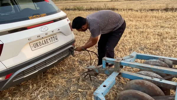 Hyundai Creta Plough The Field: हुंडई क्रेटा से की खेत की जुताई तो क्या हुआ उसका हश्र, देखें वीडियो