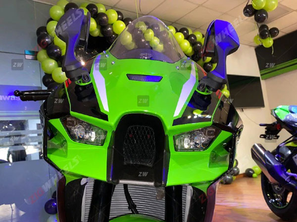 Kawasaki ZX-10R Reached At Dealership: कावासाकी जेडएक्स-10आर डीलरशिप पर पहुंची, डिलीवरी जल्द