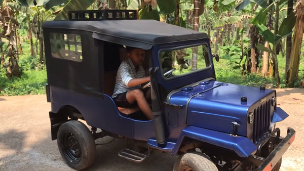 Man Builds Electric Jeep Miniature: इस व्यक्ति ने अपने बच्चों के लिए बनाई छोटी इलेक्ट्रिक जीप, देखें वीडियो Man Builds Electric Jeep Miniature: इस व्यक्ति ने अपने बच्चों के लिए बनाई छोटी इलेक्ट्रिक जीप, देखें वीडियो