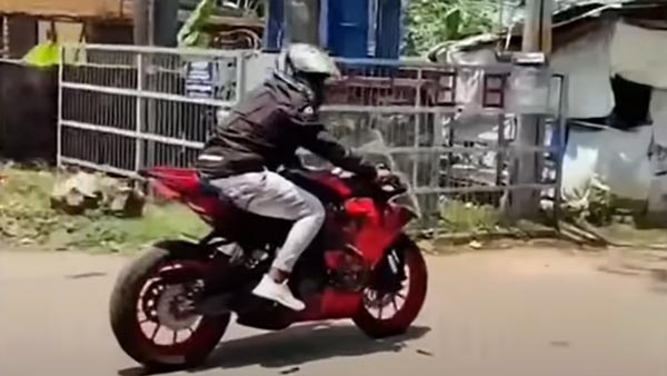 केटीएम बाइक से पुलिस स्टेशन के सामने स्टंट कर रहा था युवक, पुलिस ने सिखाया ऐसा सबक