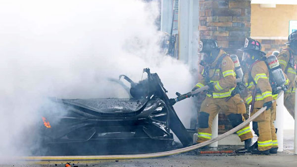 McLaren 765 LT Burns To Ashes: करोड़ों की ये स्पोर्ट्स कार मिनटों में हुई जलकर खाक, देखें तस्वीरें