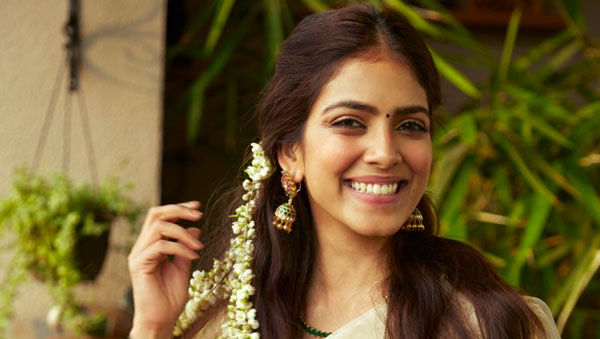 एक्ट्रेस ने रॉयल एनफील्ड बाइक के साथ शेयर की तस्वीरें, सोशल मीडिया पर हुई वायरल एक्ट्रेस ने रॉयल एनफील्ड बाइक के साथ शेयर की तस्वीरें, सोशल मीडिया पर हुई वायरल