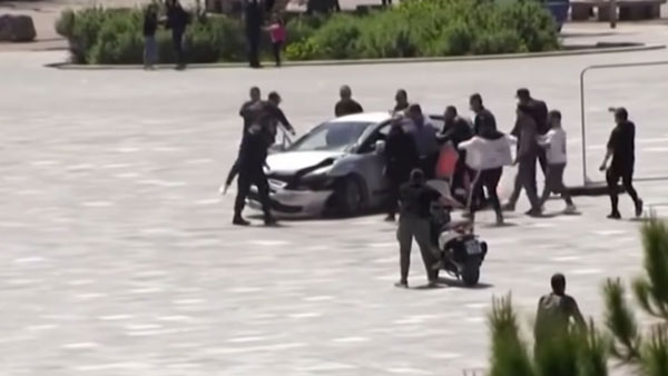 Man Jumps Into Moving Car: चलती कार के अंदर कूद गया यह व्यक्ति, वीडियो देख हो जाएंगे हैरान