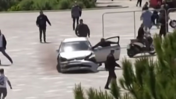 Man Jumps Into Moving Car: चलती कार के अंदर कूद गया यह व्यक्ति, वीडियो देख हो जाएंगे हैरान