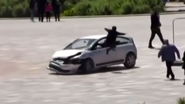 Man Jumps Into Moving Car: चलती कार के अंदर कूद गया यह व्यक्ति, वीडियो देख हो जाएंगे हैरान