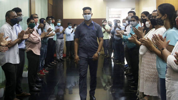 रेलवे के हीरो मयूर शेल्के को मिली नई जावा मोटरसाइकिल, जल्द ही मिलेगी महिंद्रा थार